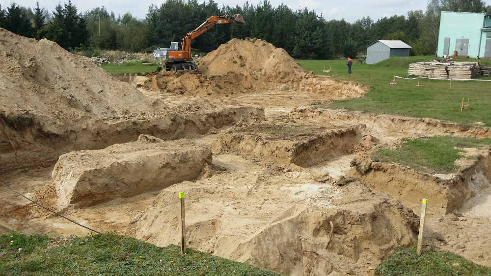 Fot. 3. Wykopy pod ławy fundamentowe budynku technicznego przy reaktorach.