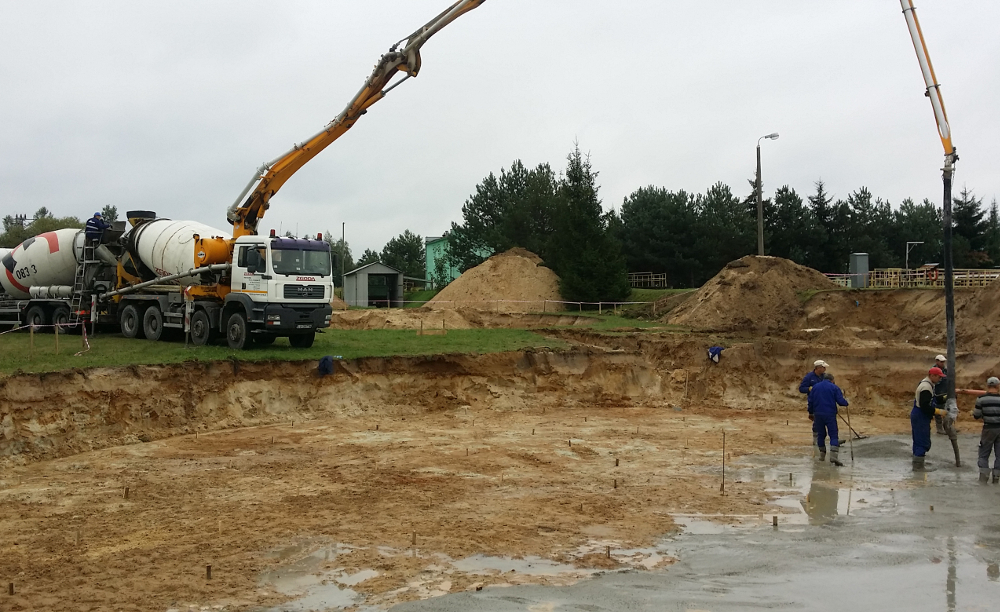 Fot. 4. Wykonanie podbudowy betonowej pod zbrojenie płyty dennej reaktora biologicznego (obiekt A).