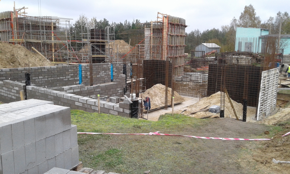 Fot. 4. Budowa i zbrojenie ścian fundamentowych budynku technicznego.