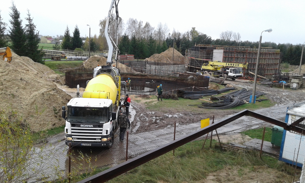 Fot. 2. Szalowanie i zbrojenie ław fundamentowych budynku technicznego oczyszczalni.