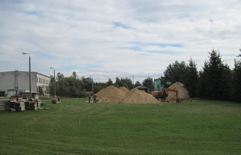 Fot. 1. Wytyczenie reaktorów biologicznych w terenie. Rozpoczęcie robót ziemnych.